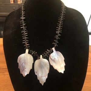 🌸VTG Black Bead and Mother of Pearl Leaf Necklace